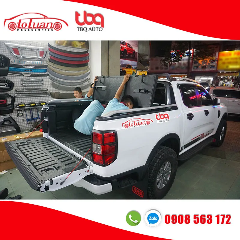 Nhân viên Ô tô Tuấn đang thi công lắp đặt nắp gấp 3