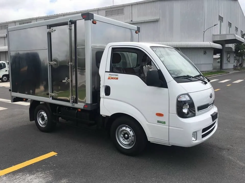 Đuôi xe tích hợp đèn hậu tiêu chuẩn và mở cửa thùng kiểu Container 2 cánh chắc chắn