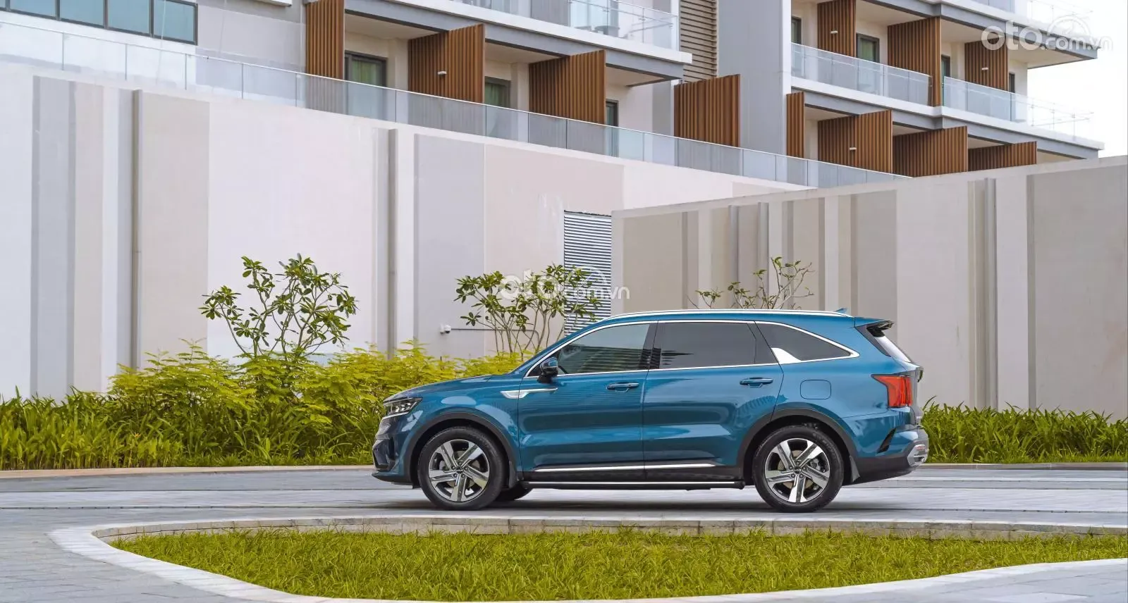 Thân xe KIA Sorento 2022 mang đến cái nhìn mạnh mẽ, khỏe khoắn.