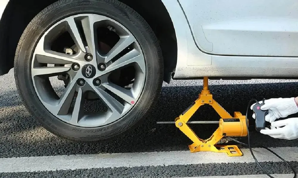 Hướng dẫn xác định điểm đặt và sử dụng bộ nâng gầm ô tô an toàn