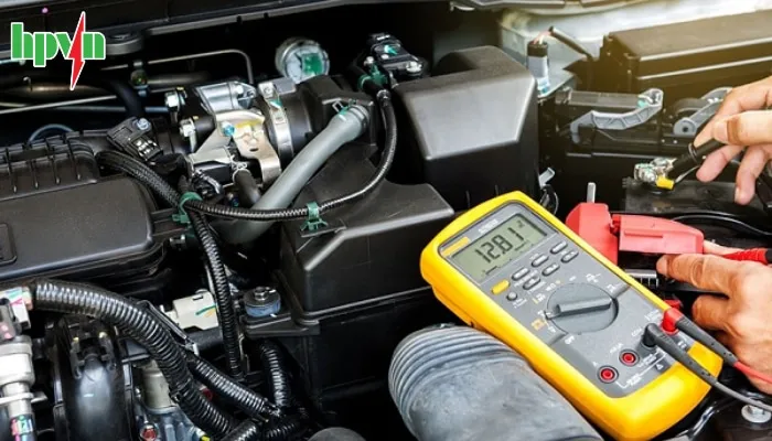 Kiểm tra bình ắc quy xe ô tô bằng vôn kế để xác định điện áp mạch hở