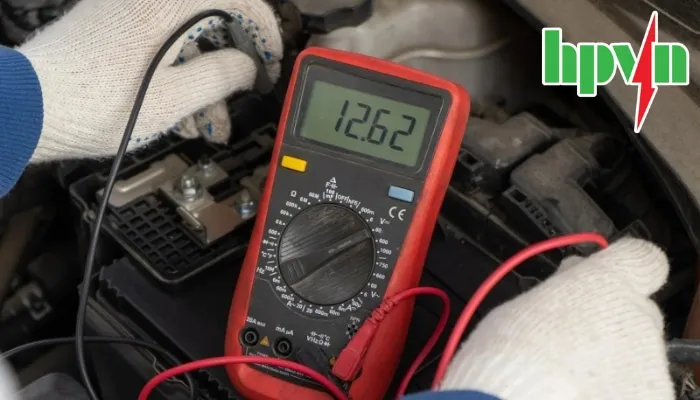 Kiểm tra ắc quy bằng đồng hồ đo điện đa năng (Multimeter) để xác định dòng rò điện