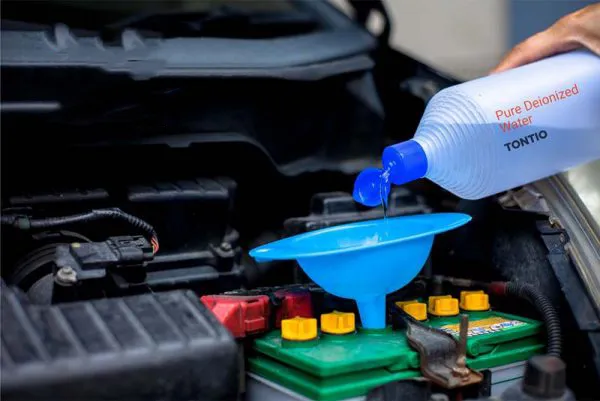 Kiểm tra và nạp thêm nước cất cho bình ắc quy nước