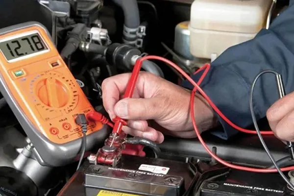 Kiểm tra ắc quy bằng vôn kế