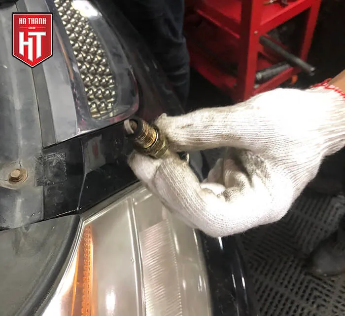 Kiểm tra bugi đánh lửa, chi tiết quan trọng trong bảo dưỡng ô tô