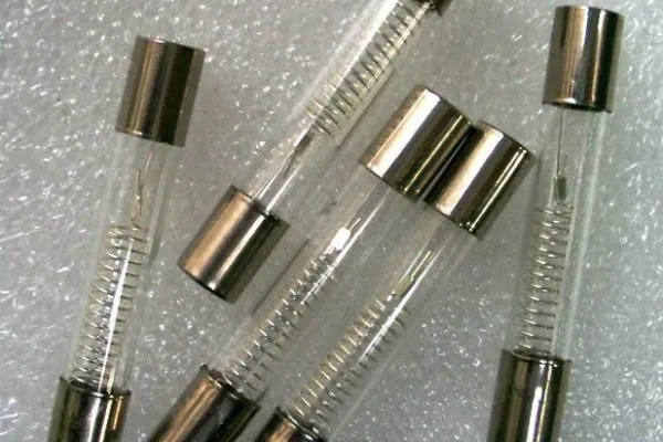 Các loại cầu chì ống thủy tinh dùng trên xe ô tô hiện nay