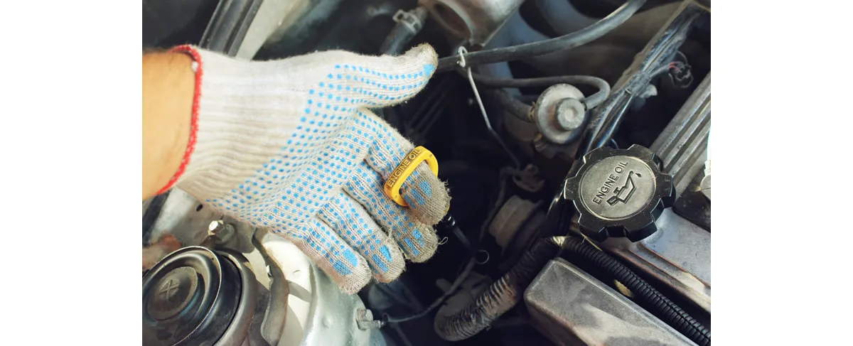 Vị trí que thăm dầu trong khoang máy