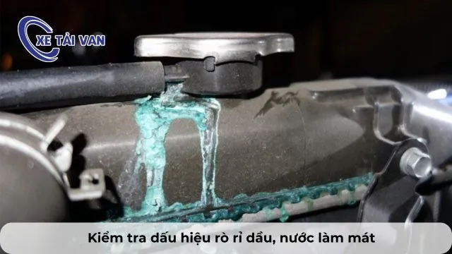 Kiểm tra các vị trí dưới gầm xe để tìm dấu hiệu rò rỉ dầu và nước làm mát