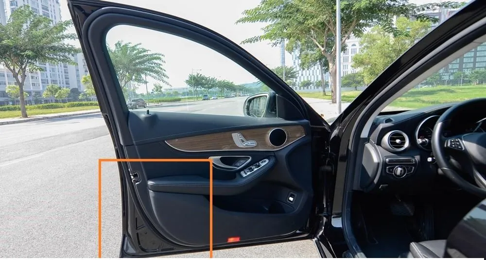 Kiểm tra kỹ lưỡng khu vực bậc cửa lên xuống của xe ô tô, một chi tiết thường bị lãng quên khi cố gắng che đậy cách tua công tơ mét ô tô