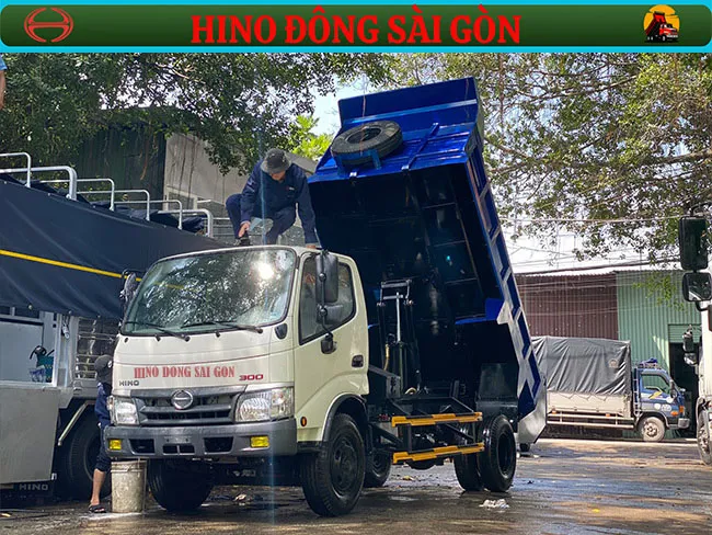 Kiểm tra rửa sạch xe ben Hino 4.5 tấn trước khi giao cho khách hàng