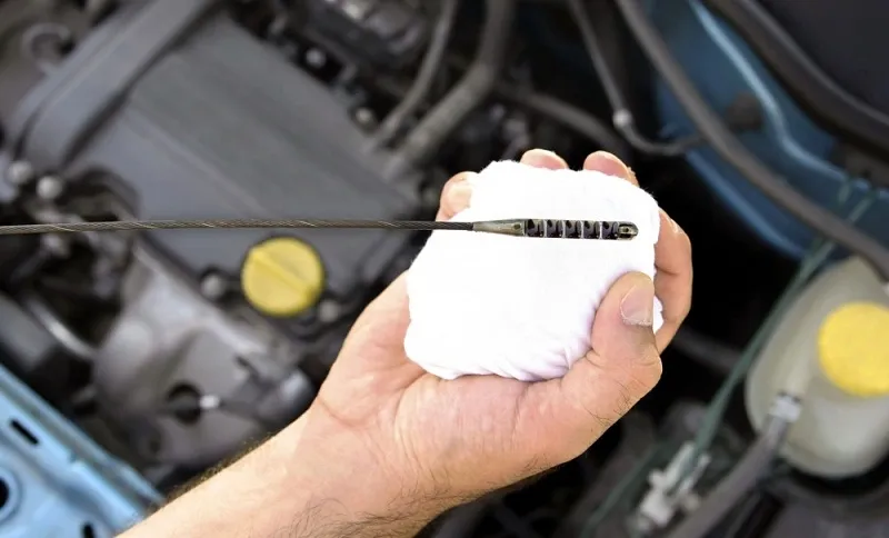 Kiểm tra thăm dầu động cơ để phát hiện nước lẫn trong dầu là cách xử lý khi xe ô tô bị ngập nước
