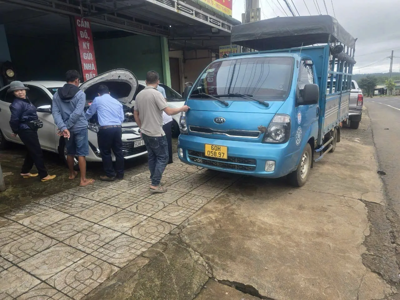 Kiểm tra tổng thể xe bán tải cũ Ford Ranger trước khi giao dịch tại Daklak