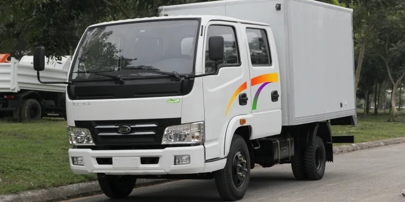 Kính chắn gió xe tải Hino XZU 720 có độ dày và khả năng chịu lực tốt, phù hợp vận hành đường dài