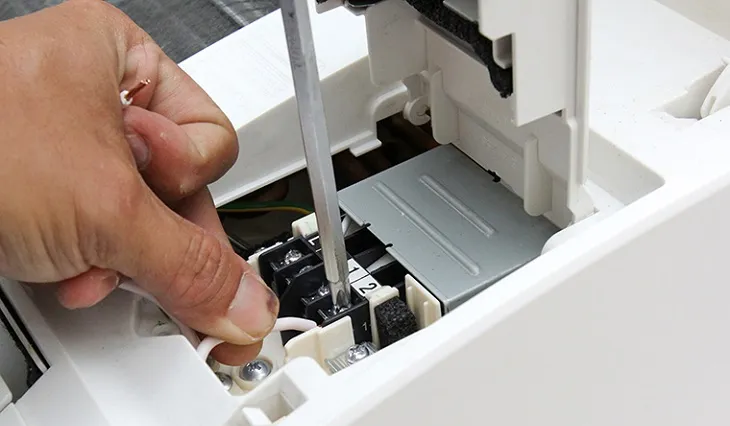 Đấu nối dây điện bên trong.