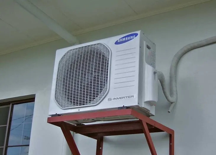 Dàn nóng được lắp bên ngoài phòng