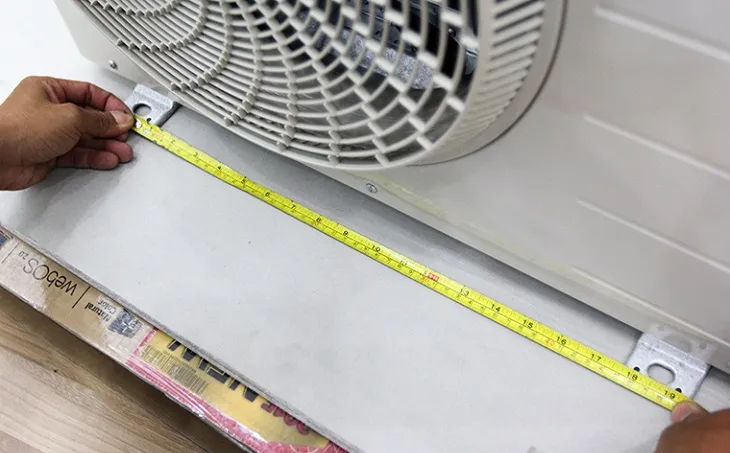 Đo đạc hai chân đế, khoảng cách giữa hai bên chân dàn nóng để cố định dàn nóng.