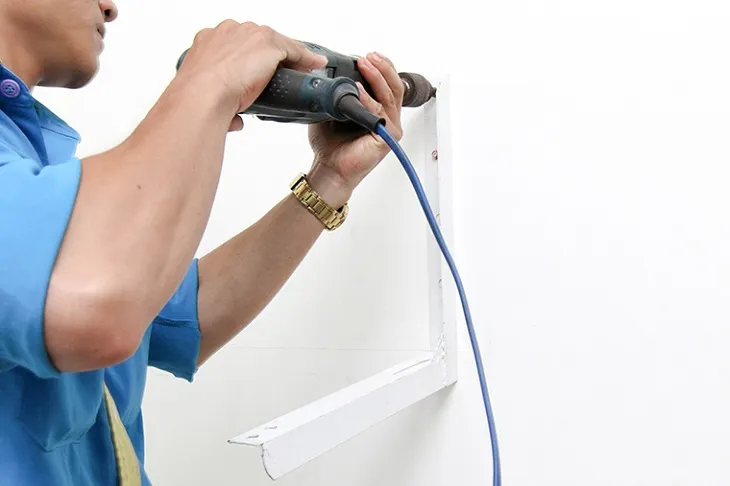 Khoản cố định và bắt vít.