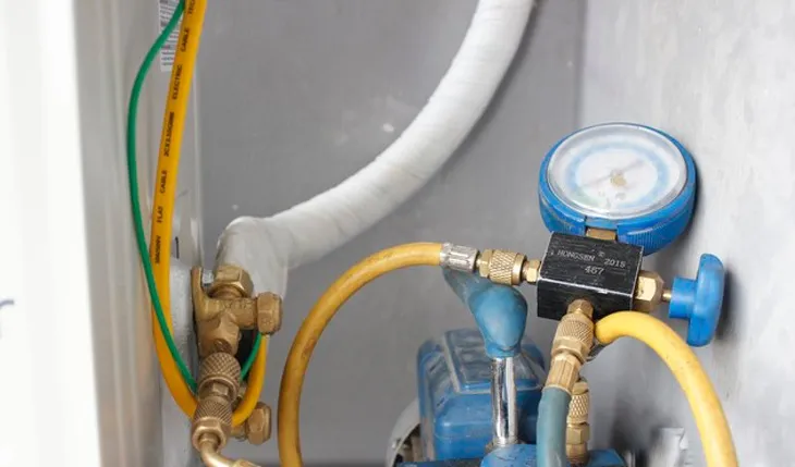 Nối máy hút chân không với dàn nóng