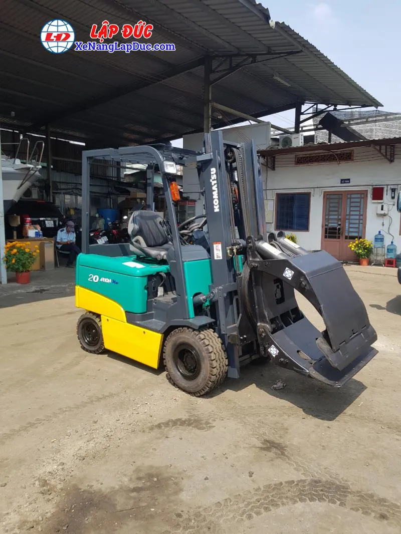 Xe nâng điện Komatsu FB20Ex-11 gắn bộ kẹp cuộn giấy tròn