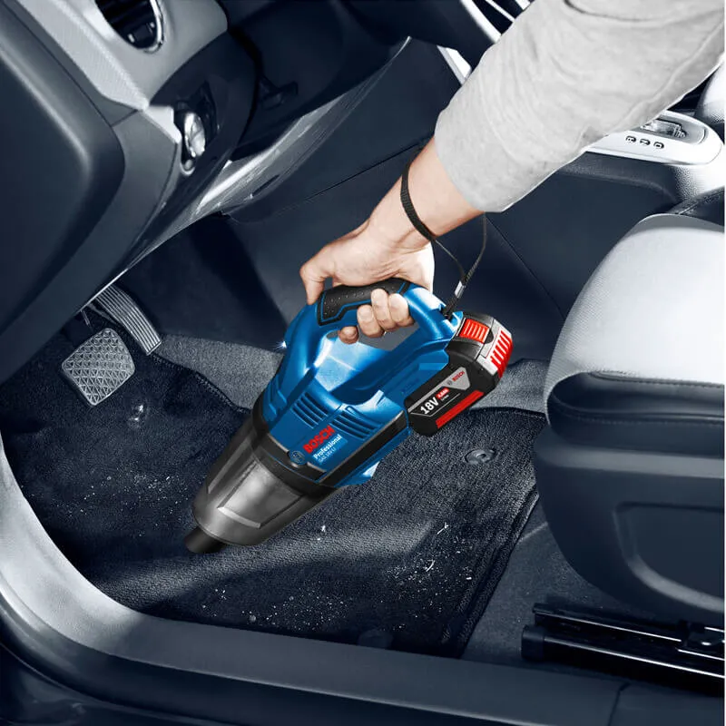 Máy hút bụi sẽ làm sạch các vị trí khó nhìn thấy và hút hết các bụi bẩn bám trên sàn xe ô tô