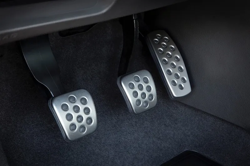 Đạp phanh bỏ ga — đạp ga bỏ phanh