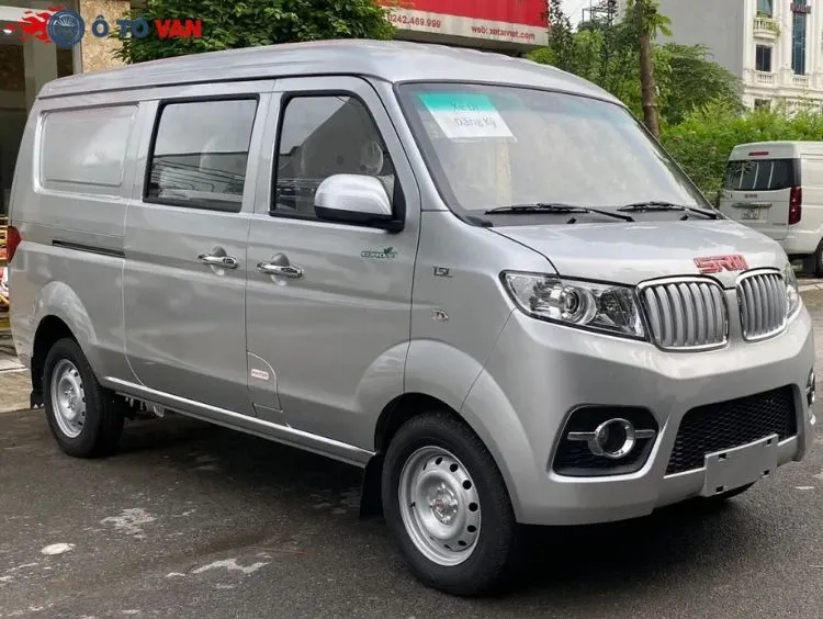 Mẫu xe tải van SRM bền bỉ, giúp tài xế đảm bảo lái xe tải an toàn khi giao hàng nội đô tại ô tô Van