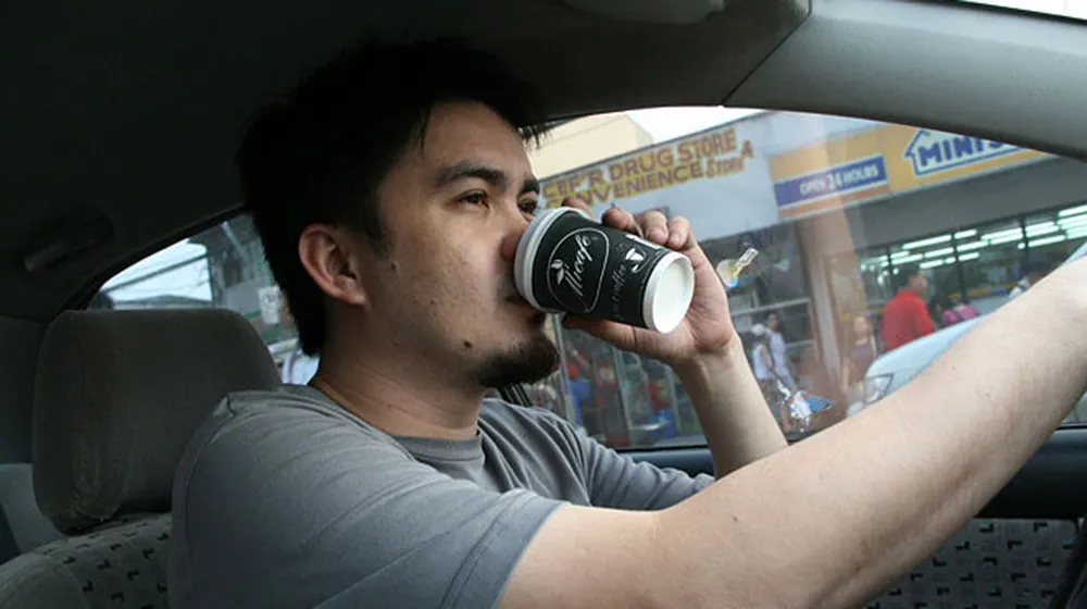 Một ly cà phê ấm là cách chống buồn ngủ hiệu quả và phổ biến, giúp các bác tài lấy lại sự tỉnh táo khi lái xe