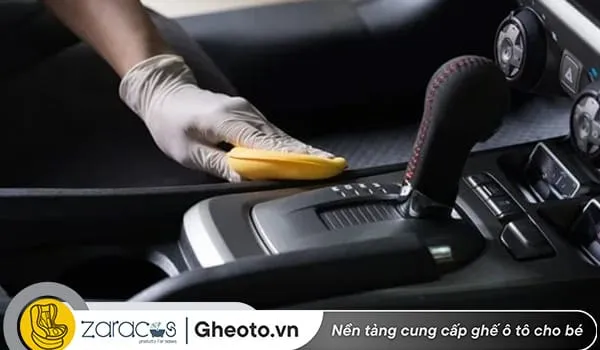 dung-giam-va-nuoc-de-khu-mui-tanh-hai-san-trong-xe