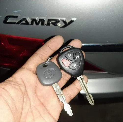 Các biểu hiện của chìa khóa Toyota Camry báo pin yếu trên màn hình xe