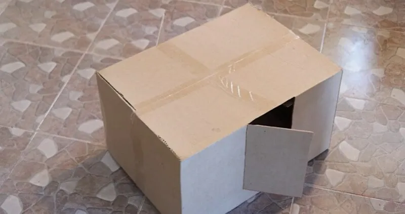 Quy trình cắt và định hình khung xe ô tô lớn từ thùng carton, bao gồm cửa xe và mui xe đang được tạo hình