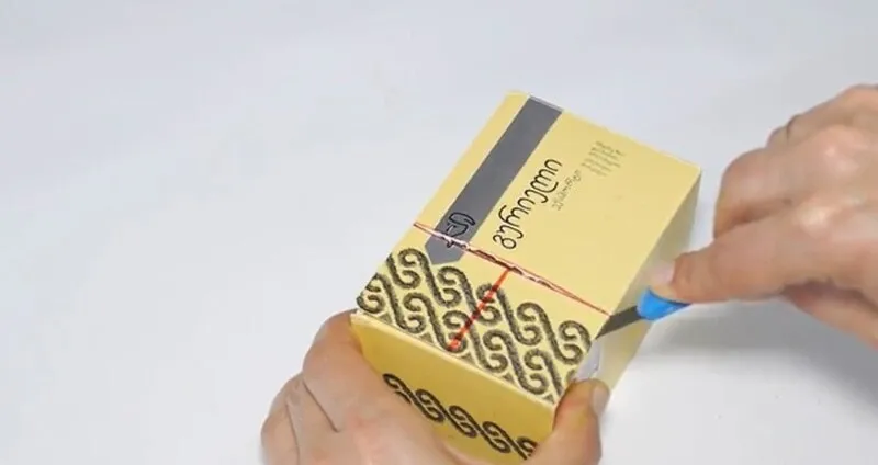 Các bước thực hiện cách làm ô tô đơn giản mô hình thu nhỏ bằng bìa cát tông, minh họa rõ ràng các bước cắt và định hình