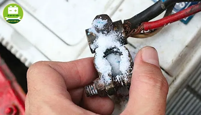 Làm sạch cực ắc quy trước khi sạc