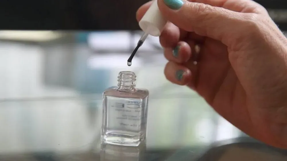 cách xóa vết xước kính ô tô bằng sơn móng tay trong suốt cho hiệu quả tức thì