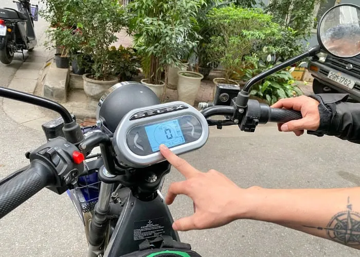 Làm sao để biết xe máy điện đã được sạc đầy?