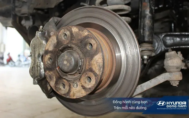 Kiểm tra má phanh xe tải