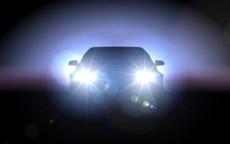 Lăng kính đèn pha là bộ phận phân phối ánh sáng phản xạ từ gương