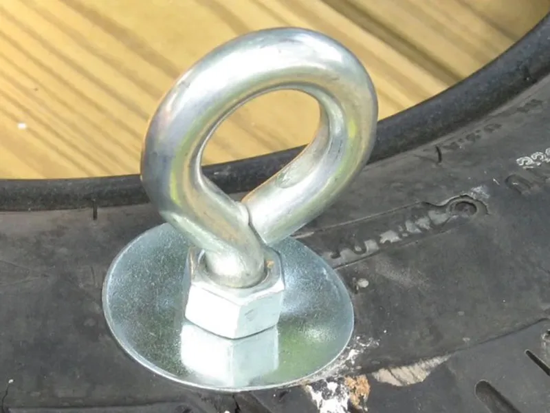 gắn bu lông vào lốp xe