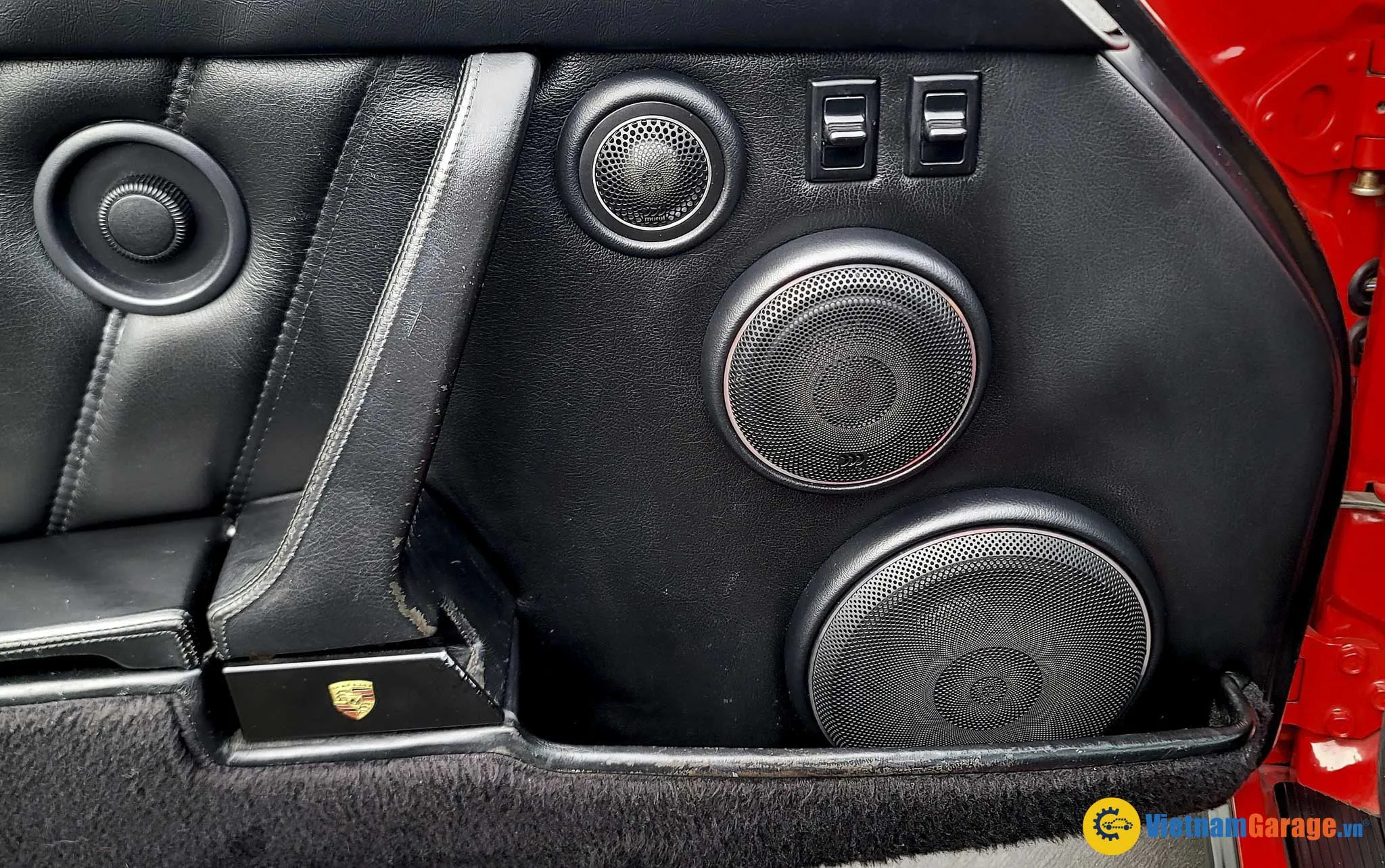 Thợ hàn ô tô chuyên nghiệp đang thực hiện công việc hàn chi tiết thân xe