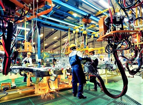 Các kỹ sư lắp ráp ô tô tại nhà máy Huyndai tại Thái Bình