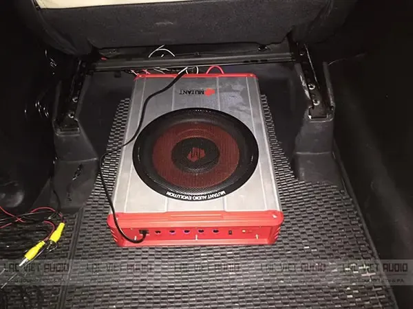 Lắp sub ô tô cố định dưới gầm ghế giúp tiết kiệm không gian và tối ưu âm thanh