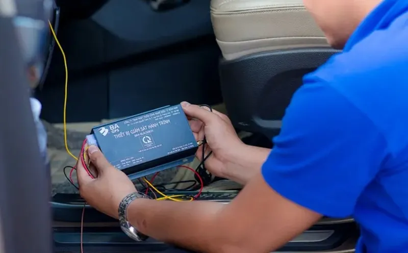 Xác định vị trí cổng nguồn cấp điện 12V cho camera hành trình trên xe ô tô