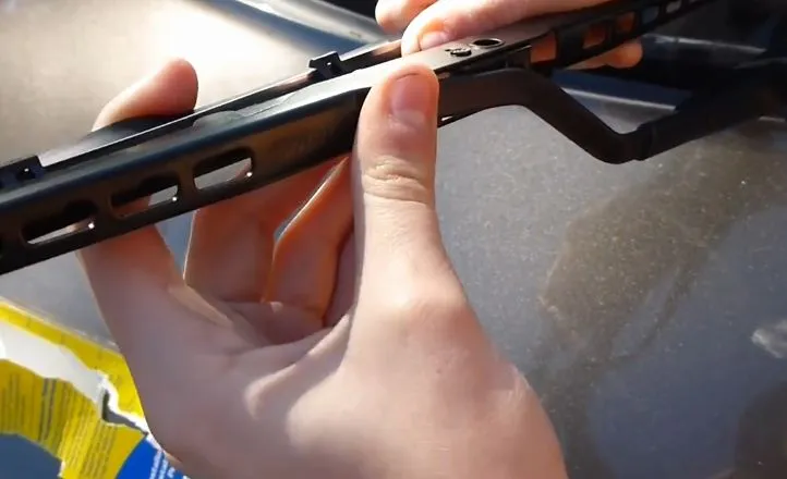 Lắp đặt lưỡi gạt nước mới vào chốt khóa và kiểm tra độ chắc chắn