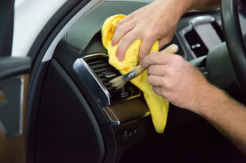 Lau sạch mọi bề mặt nội thất ô tô