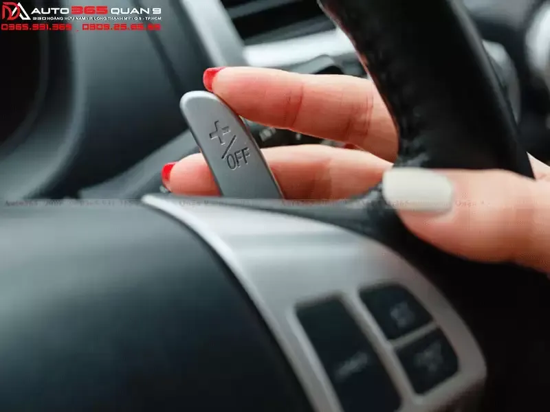 Mô tả cụ thể nội dung hình bằng tiếng Việt, so sánh cách vận hành hộp số tự động bằng lẫy chuyển số và cần số truyền thống