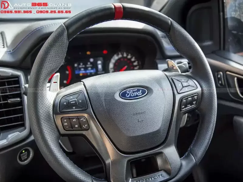 Mô tả cụ thể nội dung hình bằng tiếng Việt, chi tiết vị trí lắp lẫy chuyển số sau vô lăng xe ô tô, dễ dàng thao tác