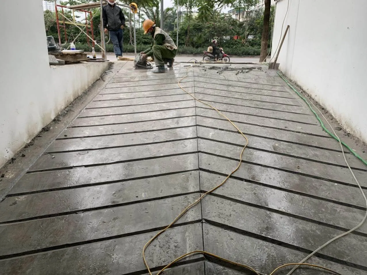 Biện pháp chống trơn trượt hiệu quả khi làm dốc cho xe ô tô vào nhà