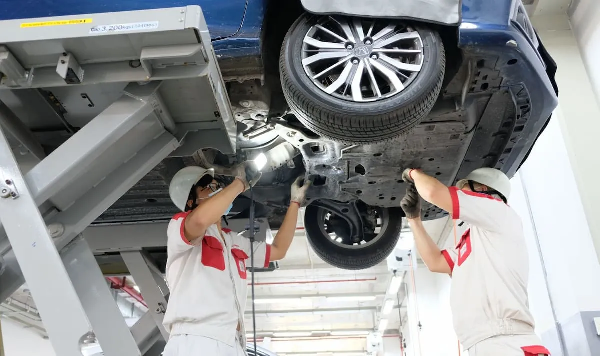 Thao tác bảo dưỡng hệ thống gầm và thay dầu xe Honda CRV
