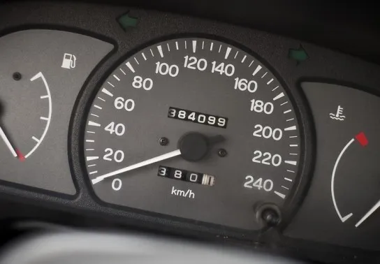 Kiểm tra lịch sử công tơ mét trên màn hình hiển thị đa thông tin của xe để phát hiện chiêu trò cách tua công tơ mét ô tô