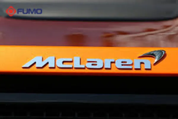 Logo hãng McLaren tối giản, biểu trưng cho công nghệ hiện đại và tốc độ