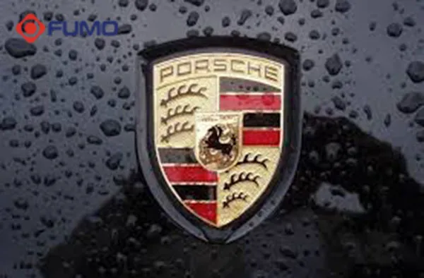 Logo hãng xe Porsche với hình ảnh ngựa và hoàng gia Stuttgart, kết hợp truyền thống và hiện đại